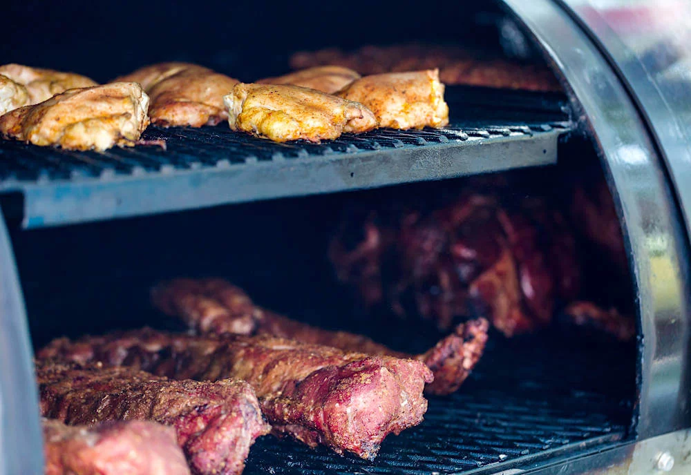 Catering mit BBQ Smoker mit Fleisch auf dem Grill