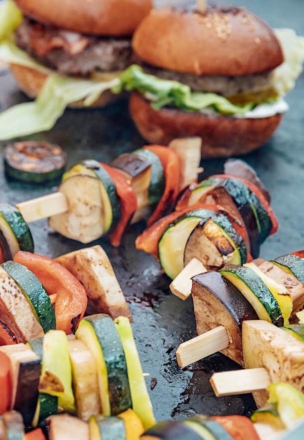 Foto vom Grill mit veganen Spiessen und veganen Burgern beim Catering in Köln