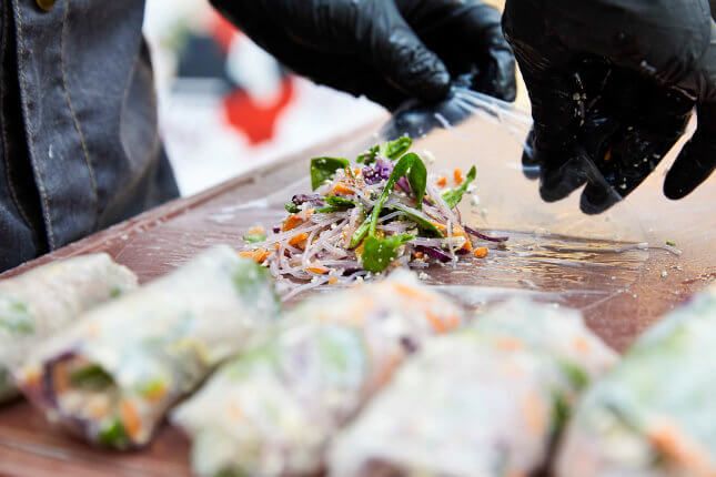 Vorbereitung von Summer Rolls in der Küche in Köln