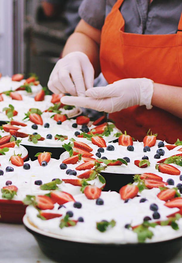 Vorbereitung von Dessert für Catering