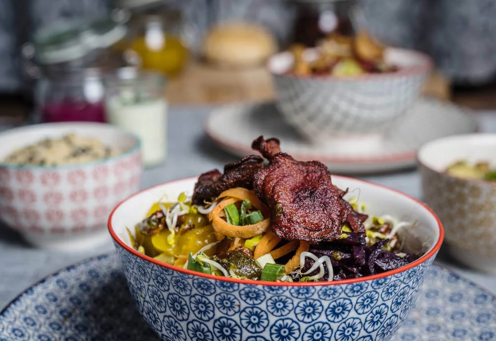 Veganer Superfood Bowl vorbereitet für BBQ Catering