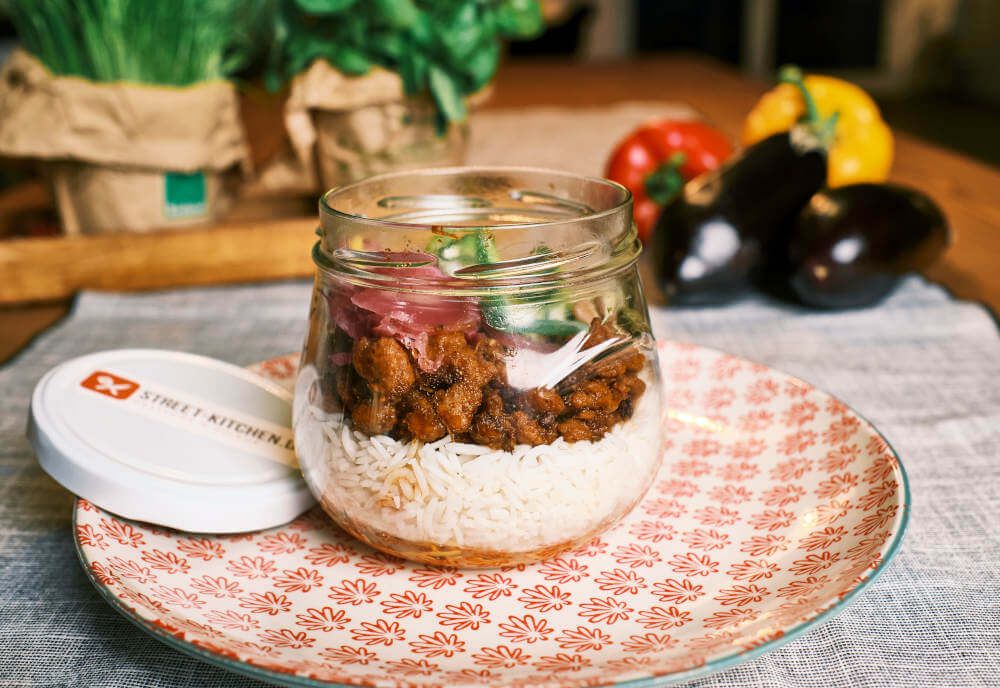 Ein Einmachglas mit Essen für kontaktloses Catering in Köln, Bonn und Düsseldorf