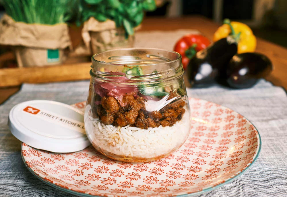 Ein Einmachglas mit Essen für kontaktloses Catering in Köln, Bonn und Düsseldorf