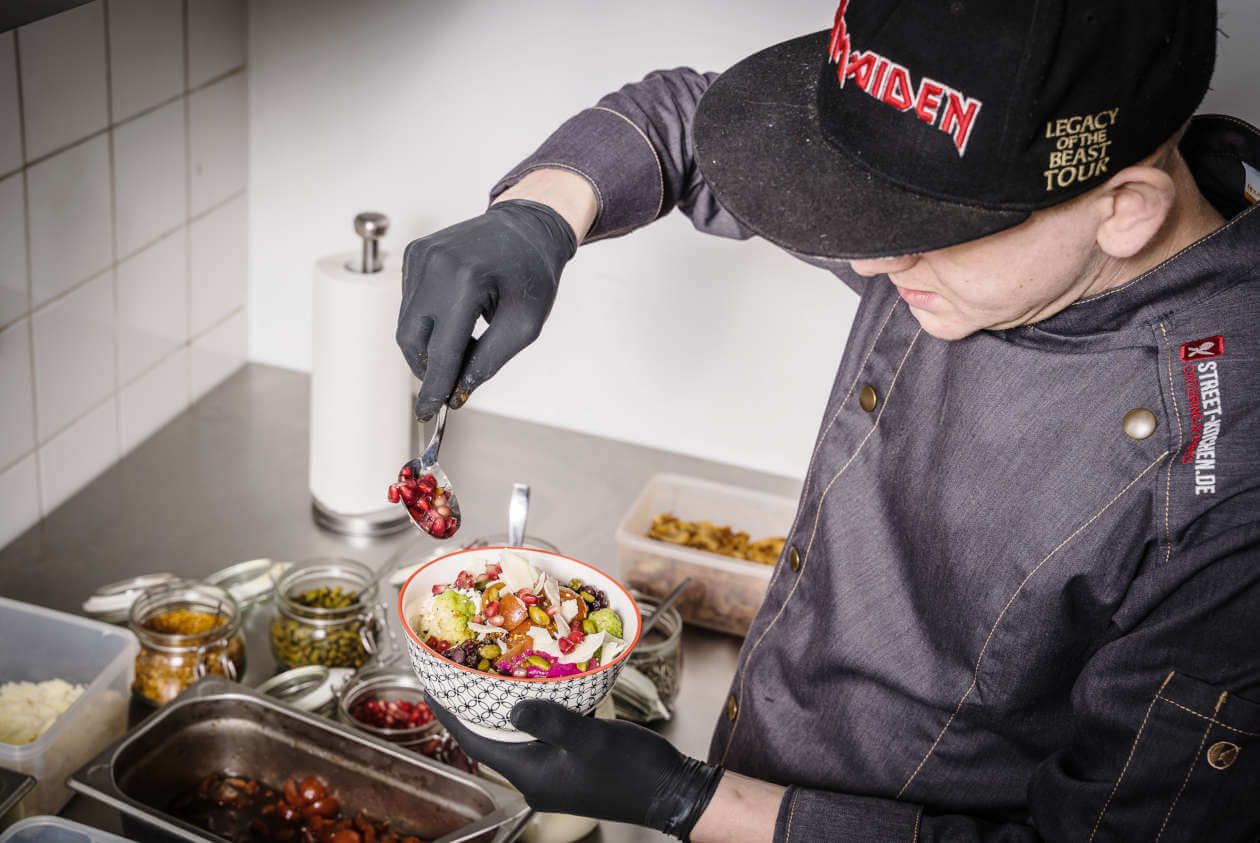 Essenszubereitung vom Koch in der Küche von STREET-KITCHEN in Köln
