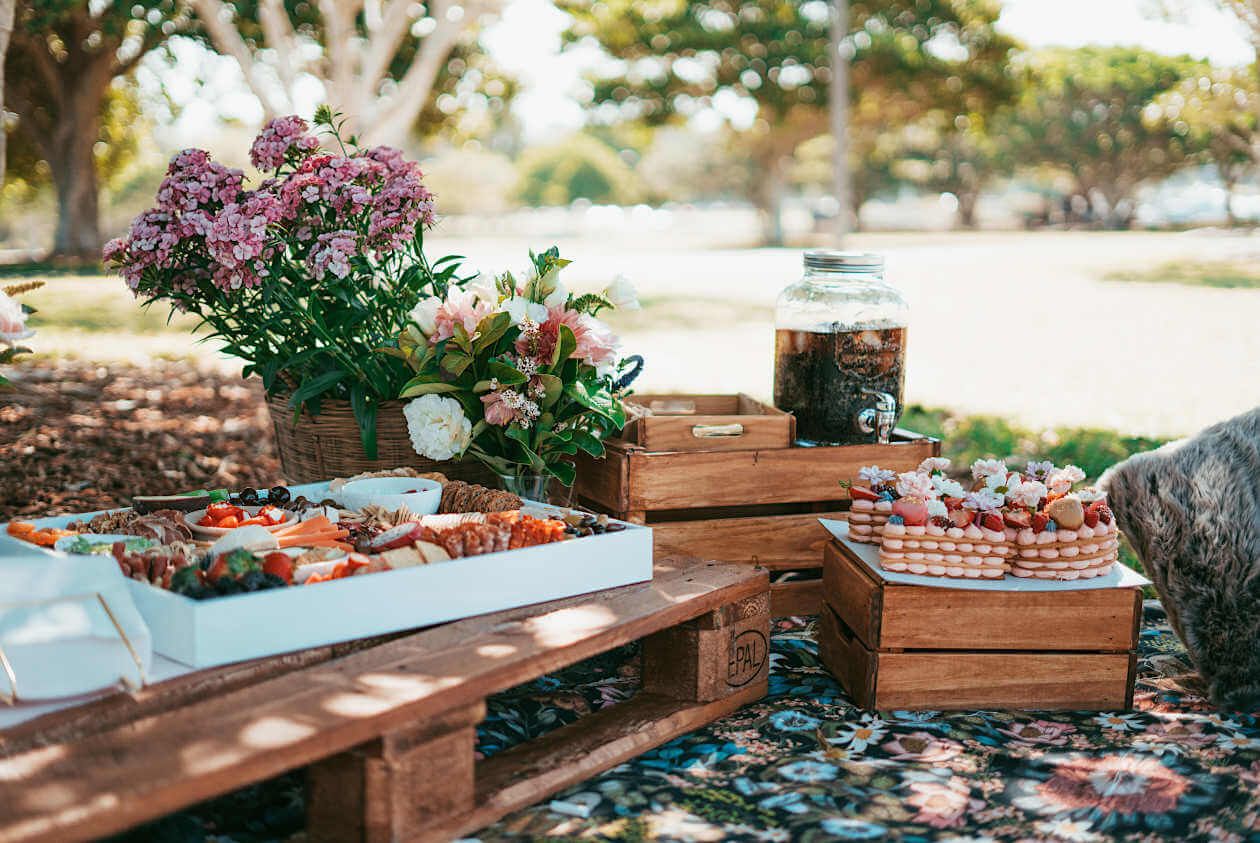 Fingerfood snacks und desserts auf Paletten präsentiert im Park