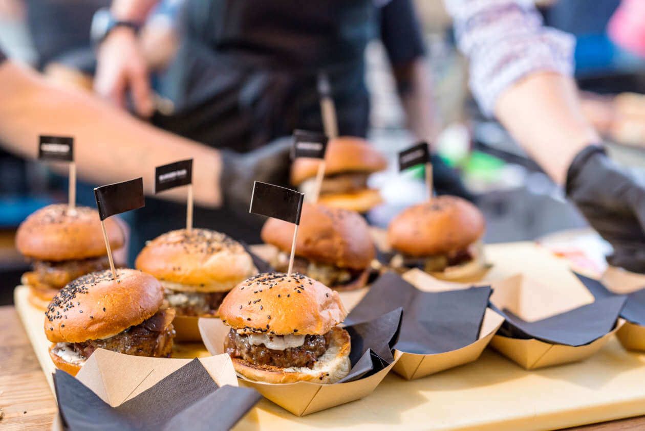 Vorbereitung von Mini-Burger für Business-Catering Event