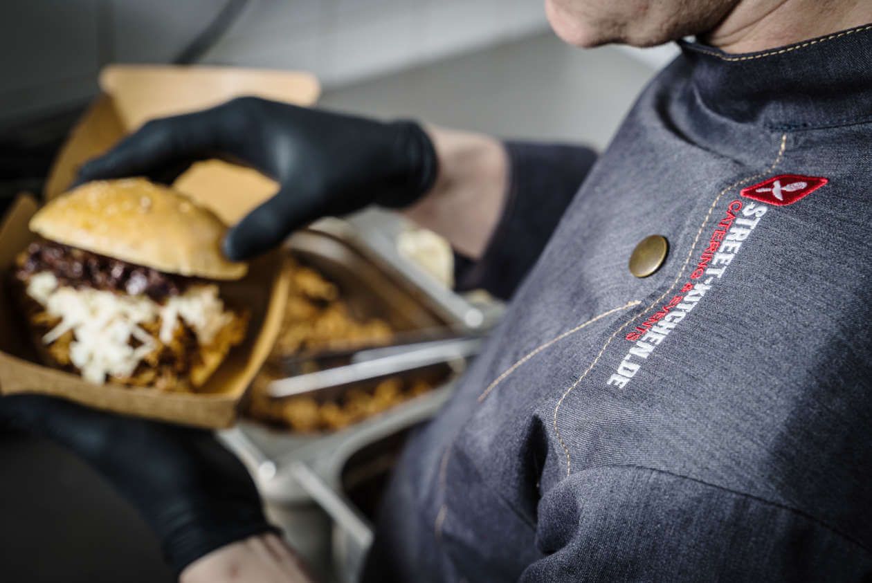 Zubereitung von Streetfood-Burger in der Küche von STREET-KITCHEN in Köln 